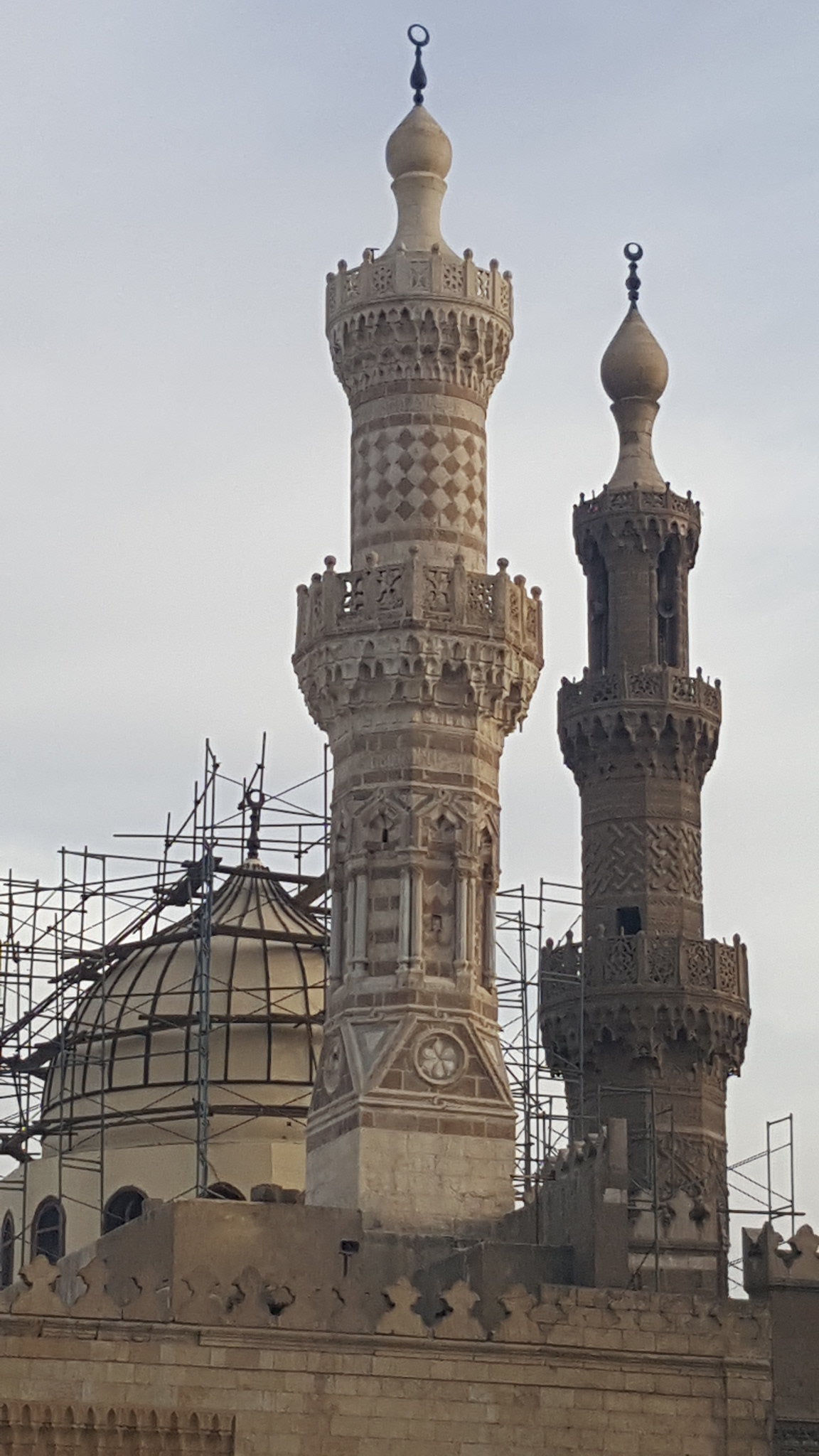 1  الانتهاء من ترميم إحدى مآذن الجامع الأزهر الشريف