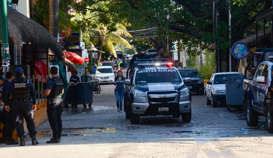 الشرطة المكسيكية فى موقع الهجوم المسلح