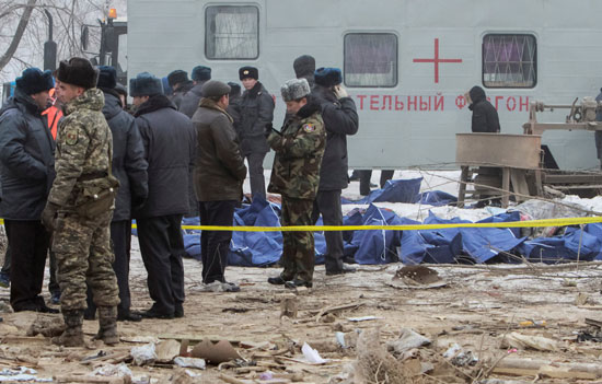 الأمن ورجال الإنقاذ فى موقع سقوط طائرة الشحن التركية بقيرغزستان