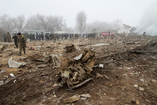 رجال الأمن يحيطون بموقع سقوط طائرة الشحن التركية فى قيرغزستان