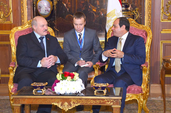  الرئيس السيسى يتبادل الحديث مع رئيس بيلاروسيا