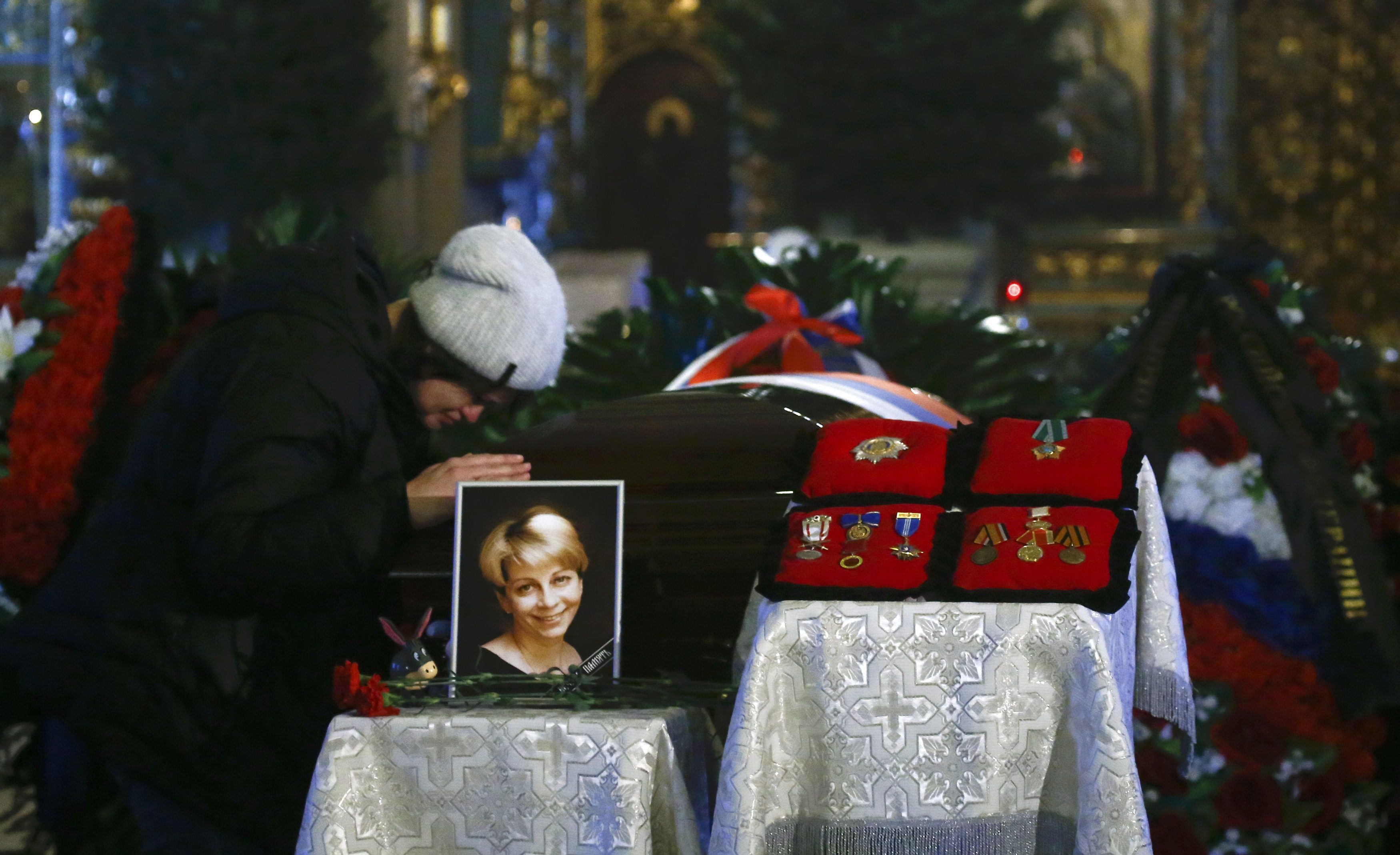 فتاة تبكى أمام صورة يليزافيتا جلينكا عضو المجلس الاستشارى لحقوق الإنسان أحد ضحايا الطائرة