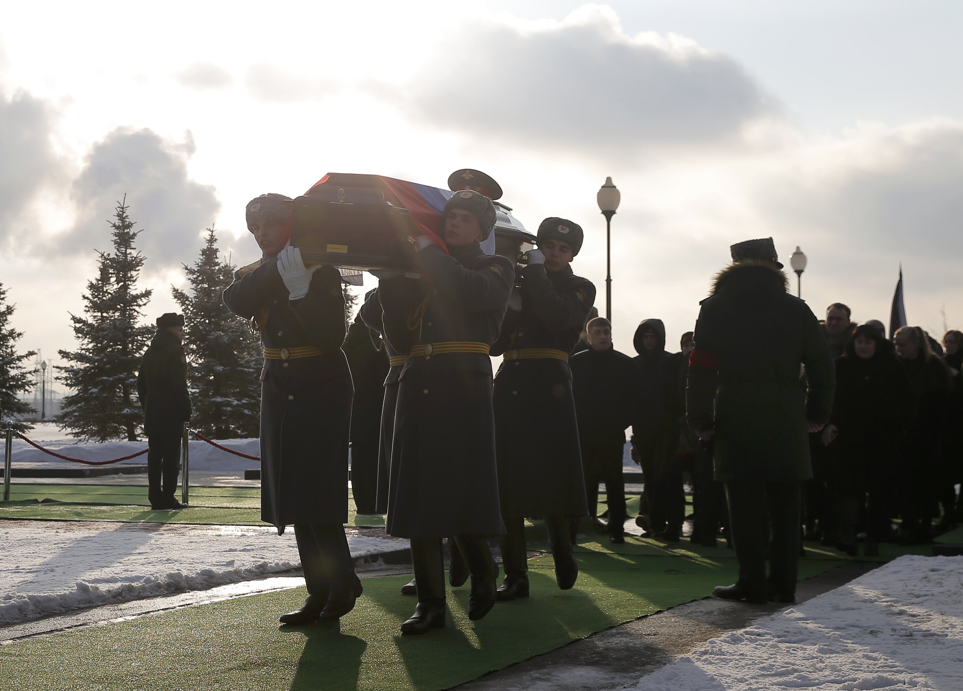 جنود يحملون نعش أحد ضحايا تحطم الطائرة الروسية فى البحر الأسود