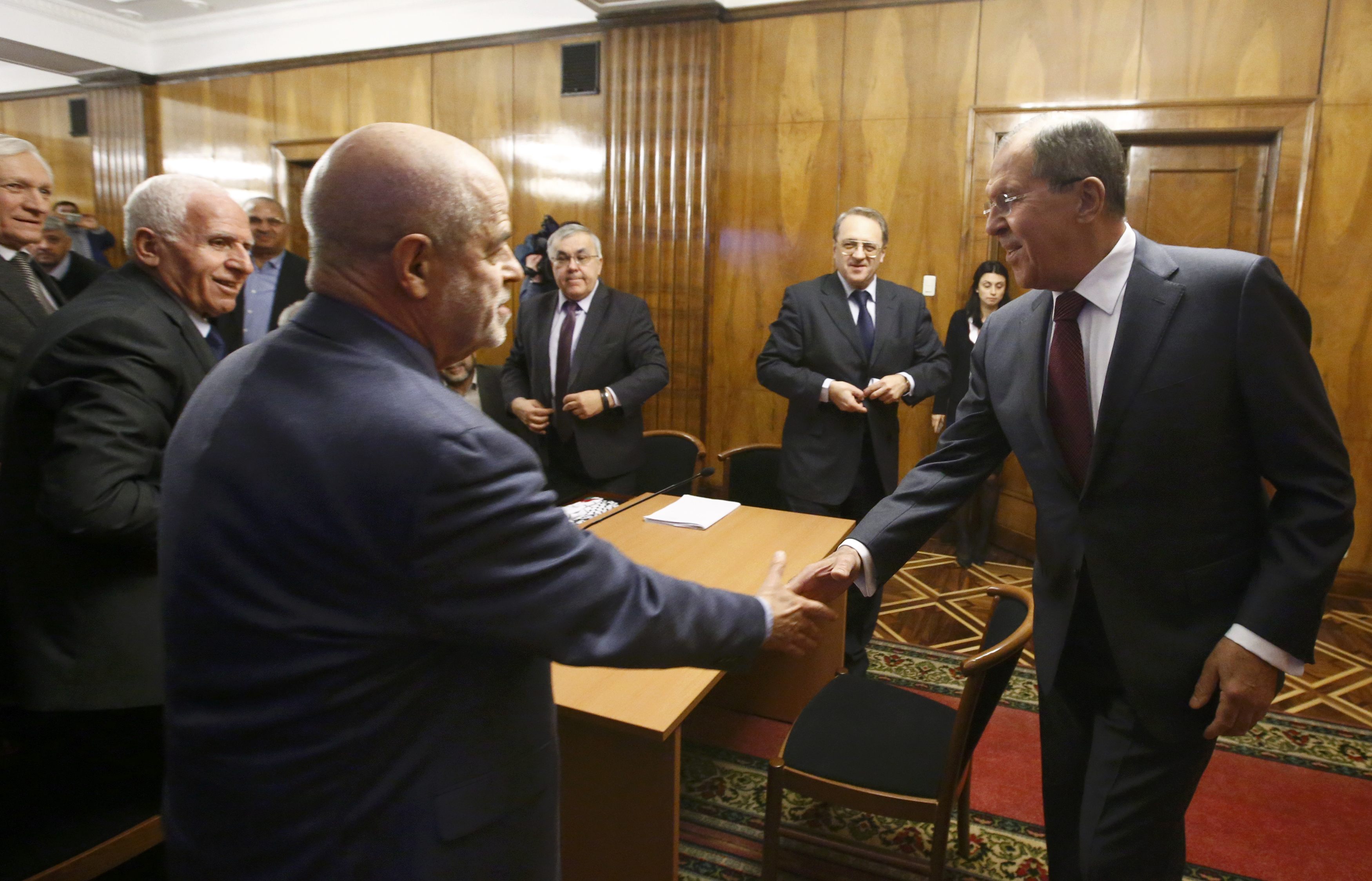 وزير الخارجية الروسى يصافح ممثلى الأحزاب والحركات الفلسطينية