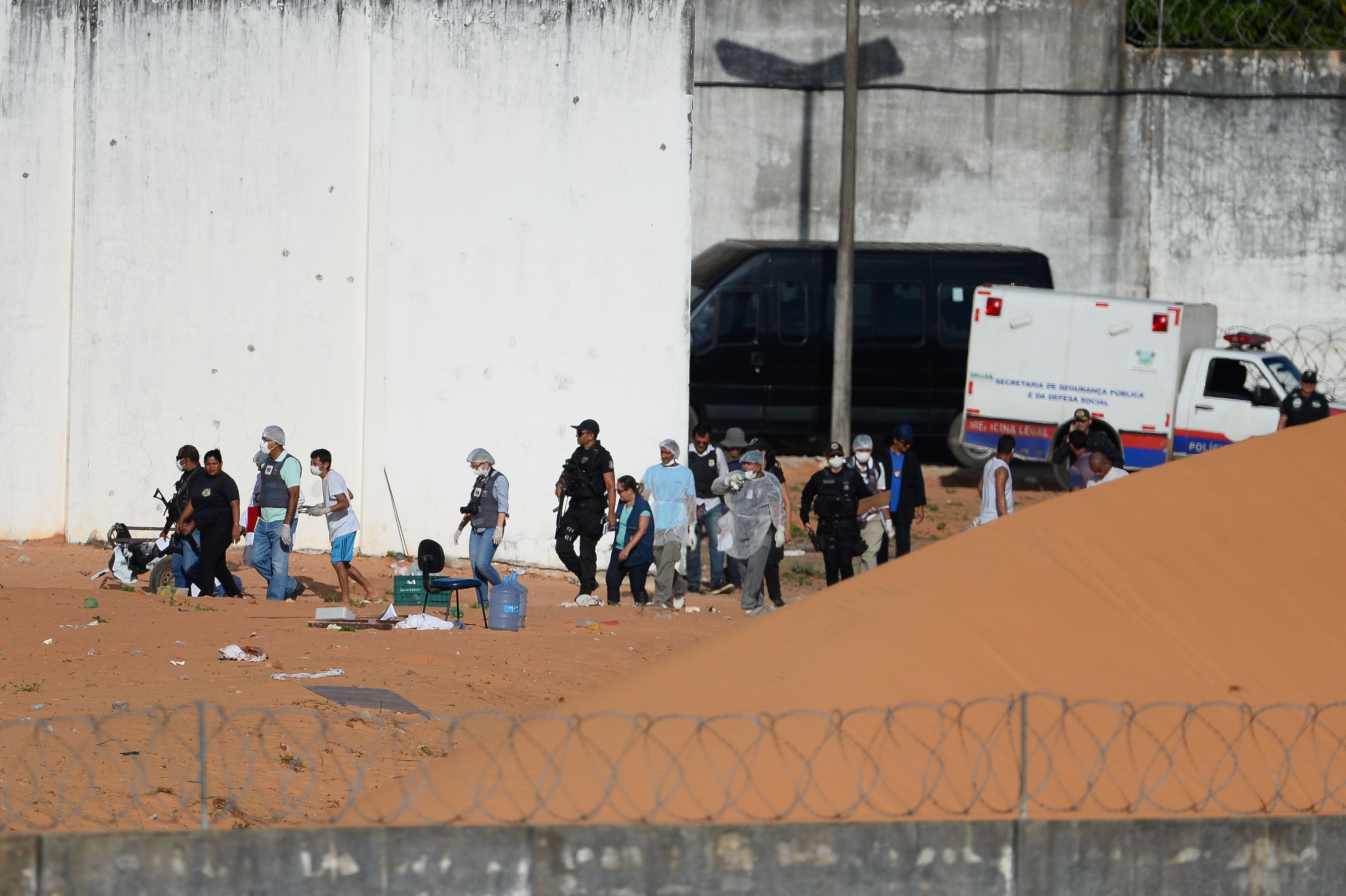 عناصر من الإسعاف البرازيلى فى حماية الشرطة لاسعاف المصابين