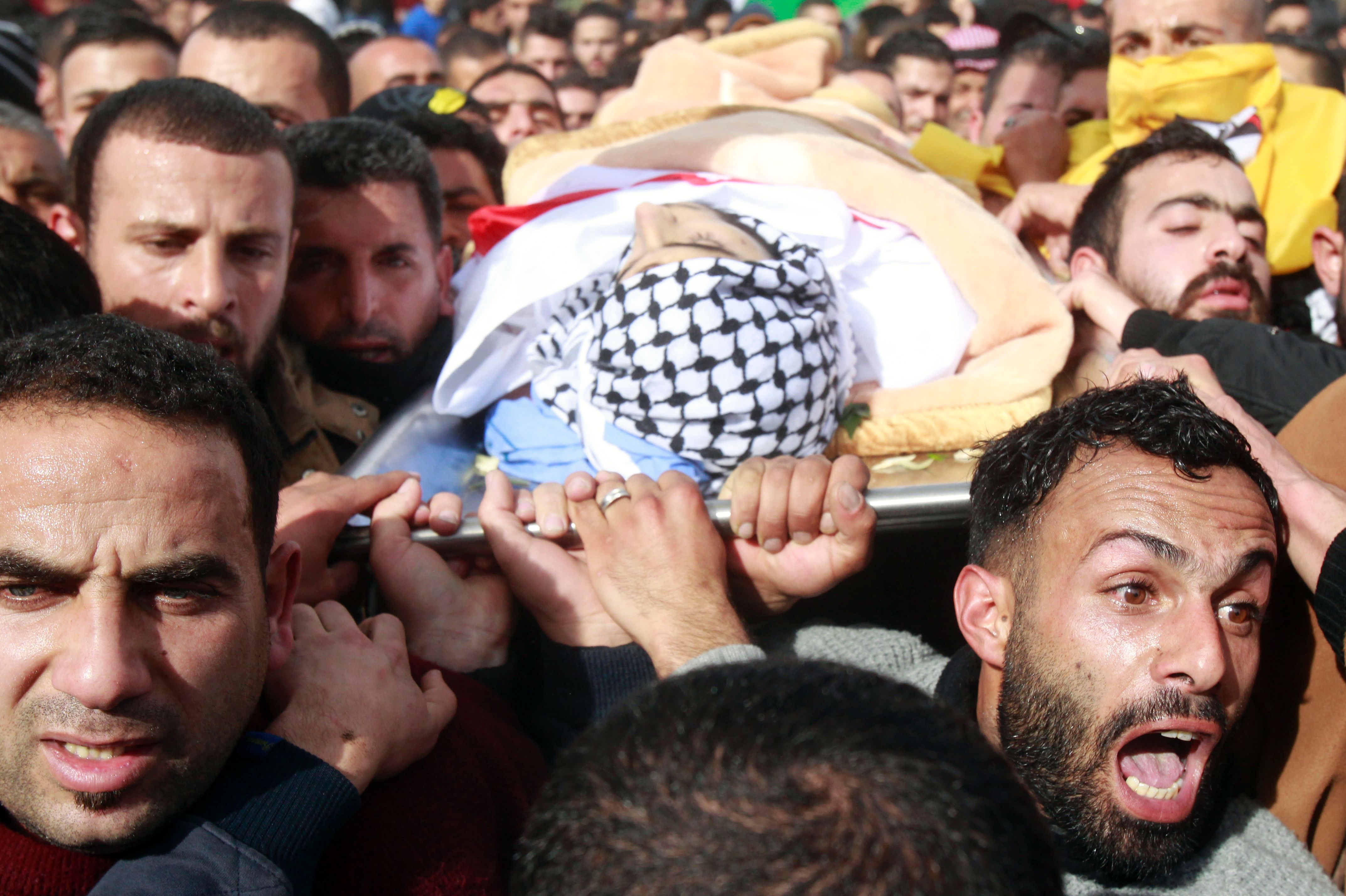 فلسطينيون يشييعون جثمان الشهيد قصى - أ ف ب