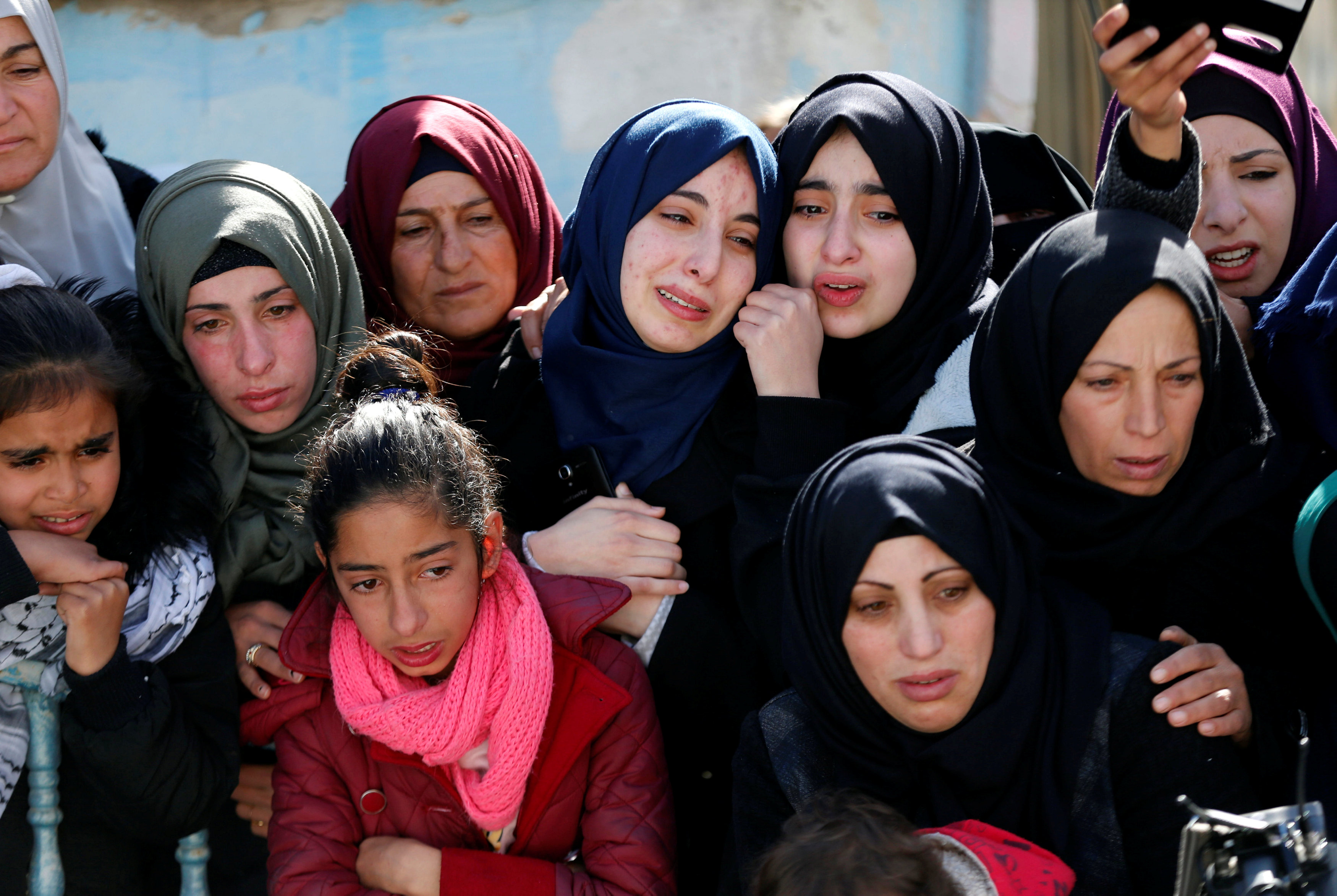 فلسطينيات ينتحبن على الشهيد قصى العمور فى الضفة الغربية- رويترز