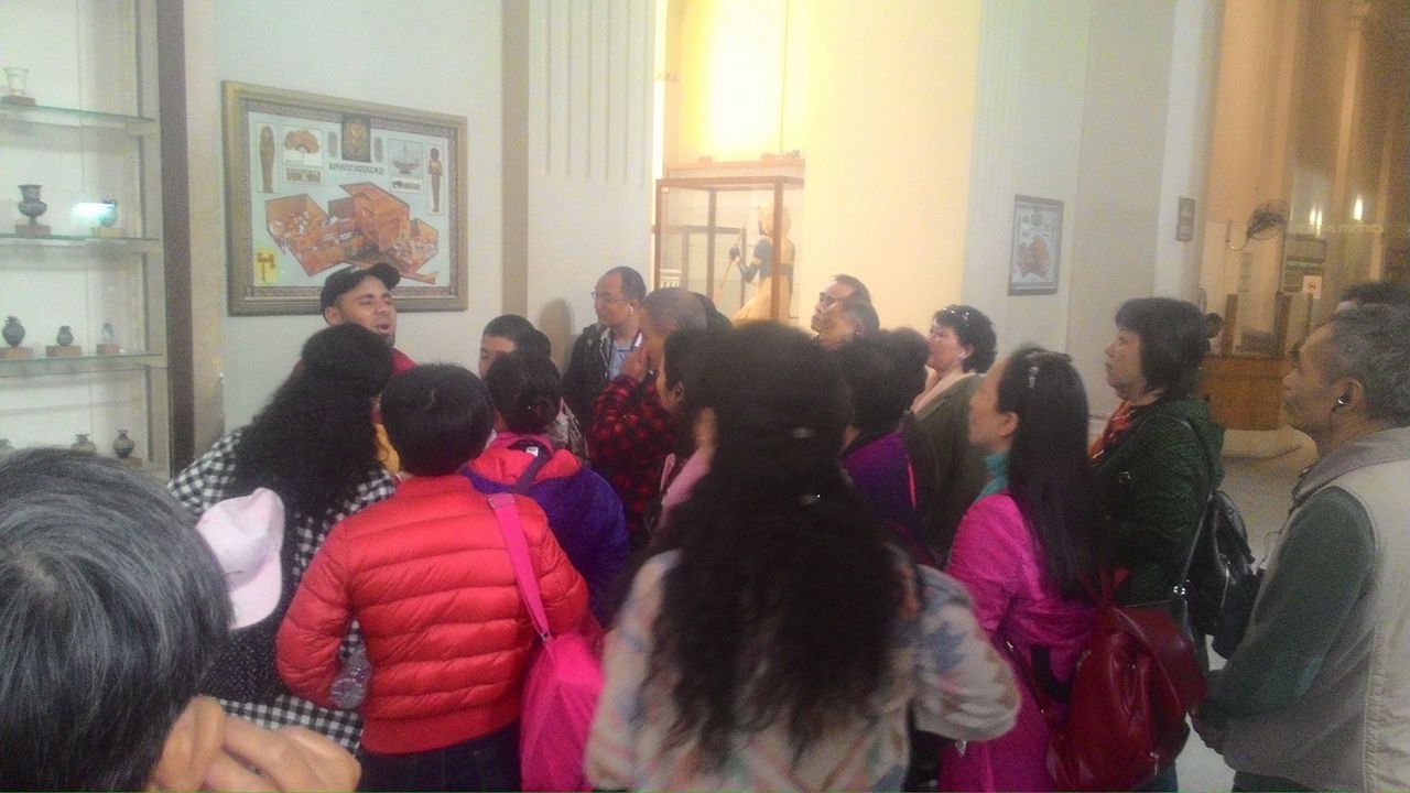 السائحون الصينيون يزورن المتحف