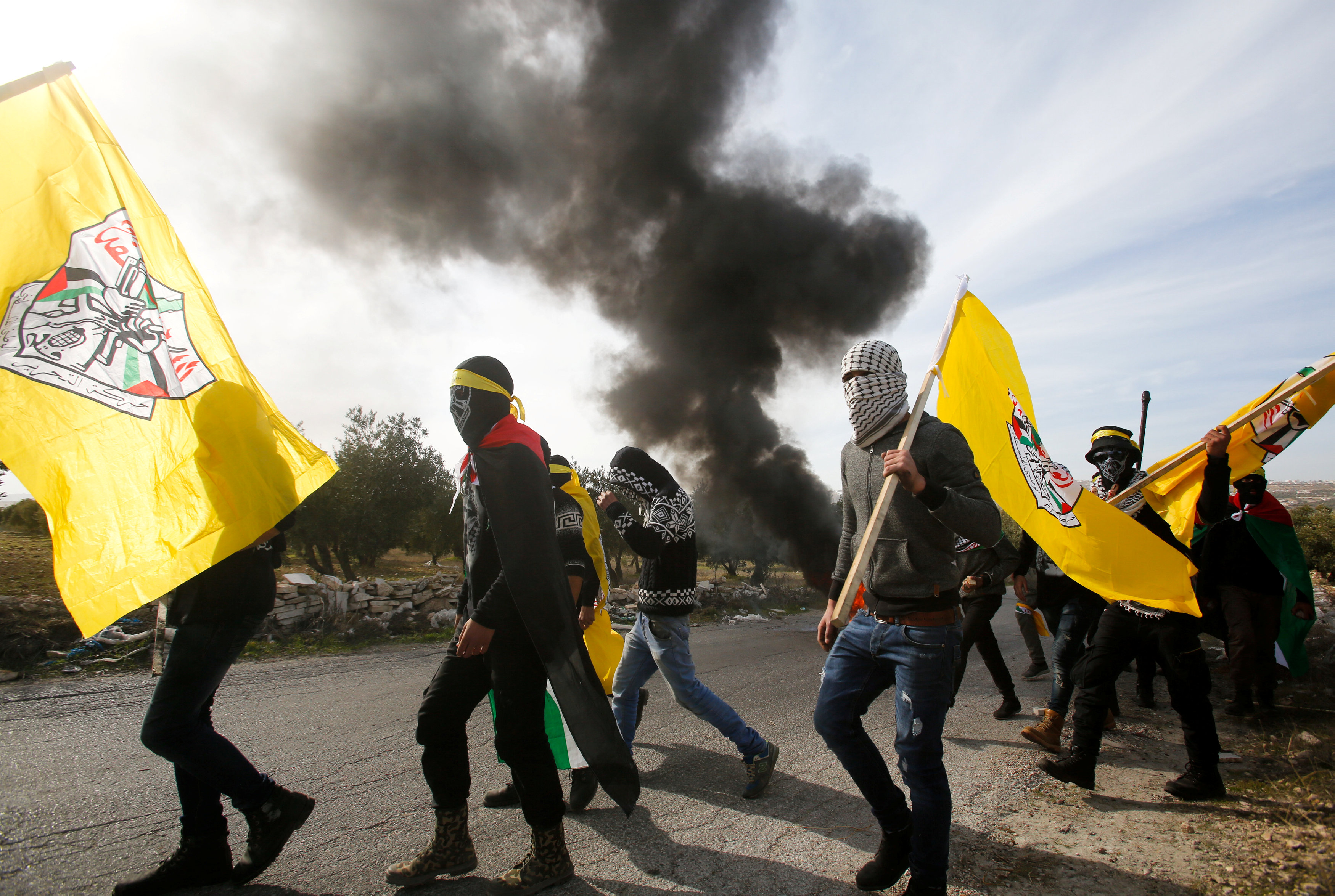 فلسطينيون يحملون ألويه فتح خلال جنازة الشهيد قصى العمور- رويترز