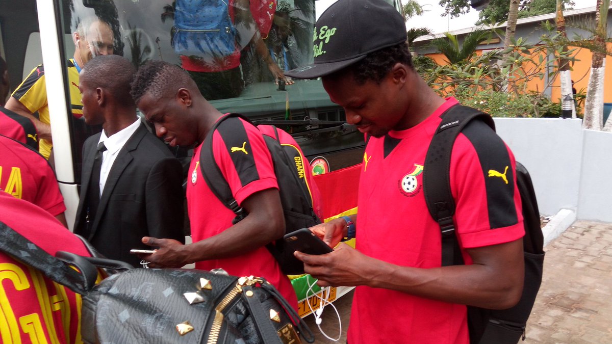 أحدى لاعبى غانا وتصفح فى الهواتف المحمولة