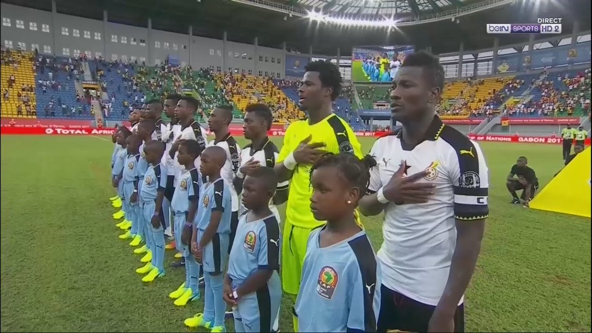 منتخب غانا اثناء عزف النشيد الوطنى قبل مواجهة أوغندا