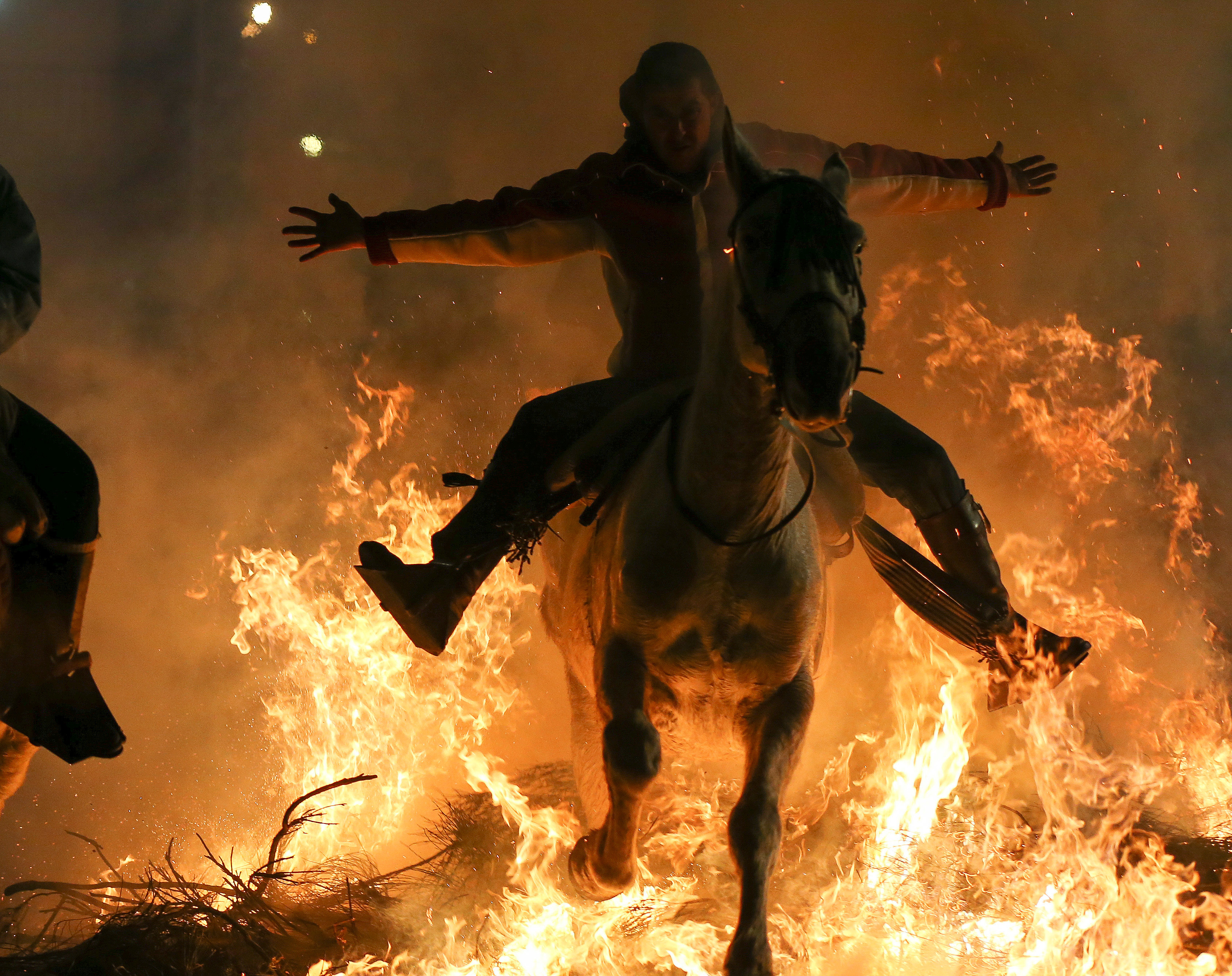 الخيل فى النار مهرجان إسبانى منذ 500 عام لتجنيب حيواناتهم الأمراض