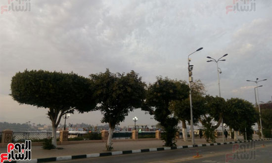 السحب الكثيفة تغطى سماء محافظة الأقصر
