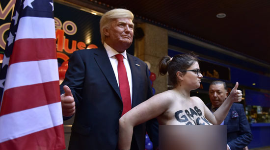 ناشطة اسبانية تحتج على دونالد ترامب عارية الصدر ناشطة اسبانية تحتج على دونالد ترامب عارية الصدر