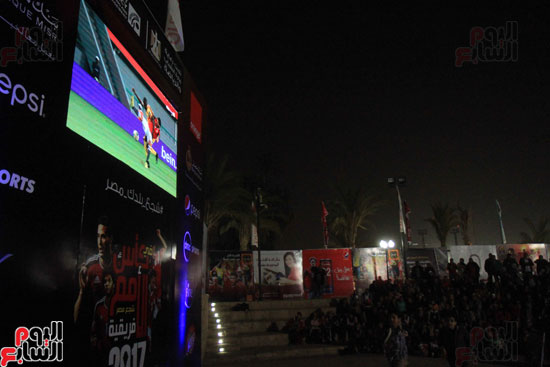 الجماهير المصرية تشاهد مباراة المنتخب الوطنى أمام مالى بمركز شباب الجزيرة (14)