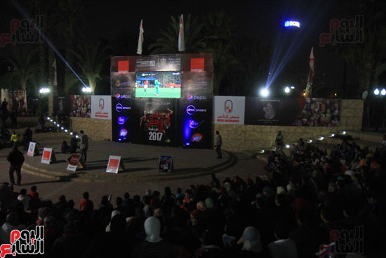 الجماهير المصرية تشاهد مباراة المنتخب الوطنى أمام مالى بمركز شباب الجزيرة (7)