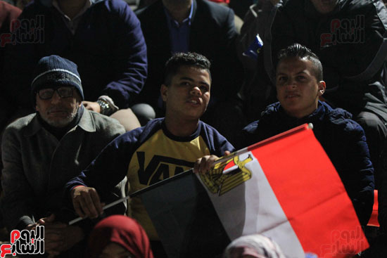الجماهير المصرية تشاهد مباراة المنتخب الوطنى أمام مالى بمركز شباب الجزيرة (34)