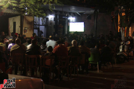 زحام المقاهى بالجماهير لمشاهدة مباراة مصر ومالى (2)
