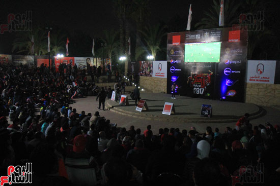 الجماهير المصرية تشاهد مباراة المنتخب الوطنى أمام مالى بمركز شباب الجزيرة (6)