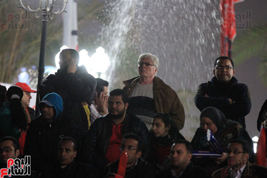 الجماهير المصرية تشاهد مباراة المنتخب الوطنى أمام مالى بمركز شباب الجزيرة (16)