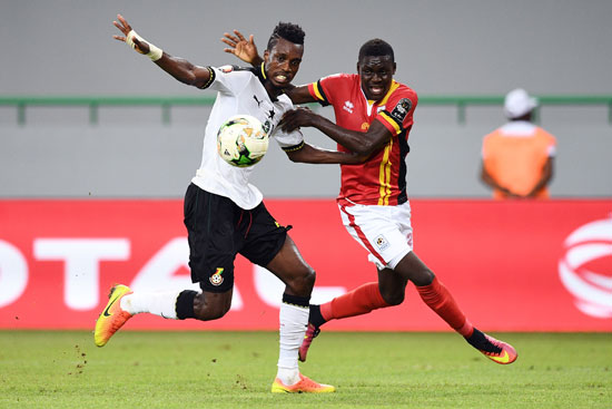 صراع على الكرة بين لاعبى منتهب غانا وأوغندا