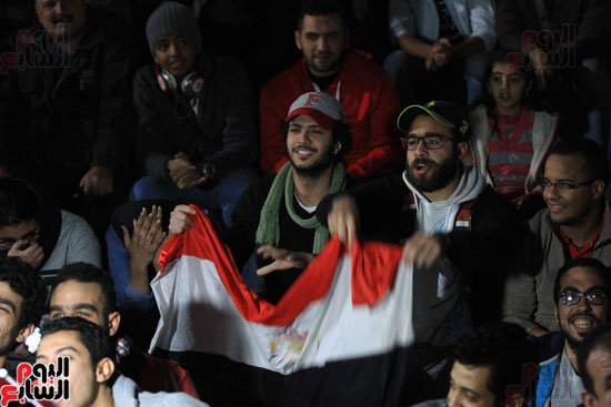 الجماهير المصرية تشاهد مباراة المنتخب الوطنى أمام مالى بمركز شباب الجزيرة (20)