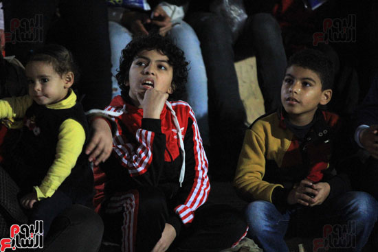 الجماهير المصرية تشاهد مباراة المنتخب الوطنى أمام مالى بمركز شباب الجزيرة (30)