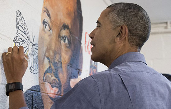 أوباما يرسم فراشة