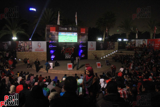 الجماهير المصرية تشاهد مباراة المنتخب الوطنى أمام مالى بمركز شباب الجزيرة (4)