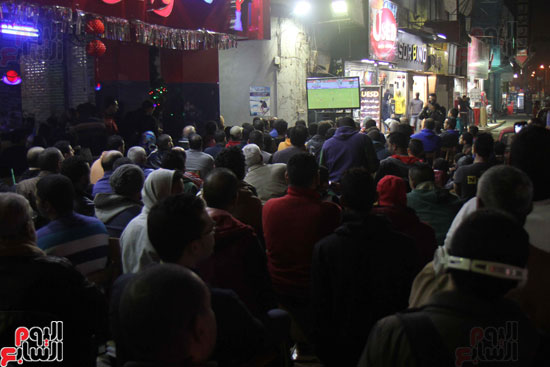 زحام المقاهى بالجماهير لمشاهدة مباراة مصر ومالى (6)