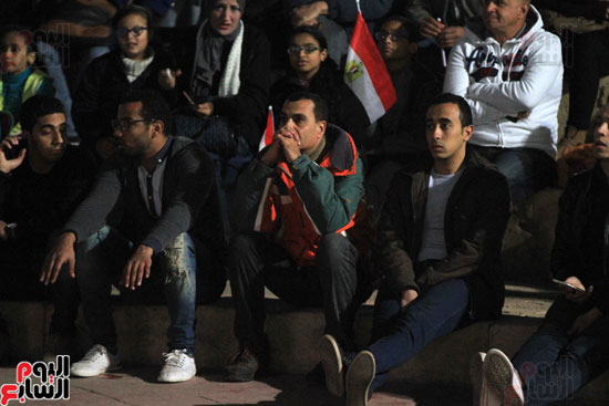 الجماهير المصرية تشاهد مباراة المنتخب الوطنى أمام مالى بمركز شباب الجزيرة (27)