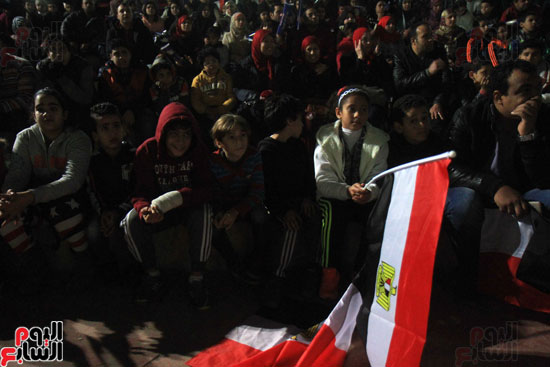 الجماهير المصرية تشاهد مباراة المنتخب الوطنى أمام مالى بمركز شباب الجزيرة (8)