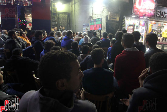 زحام المقاهى بالجماهير لمشاهدة مباراة مصر ومالى (9)