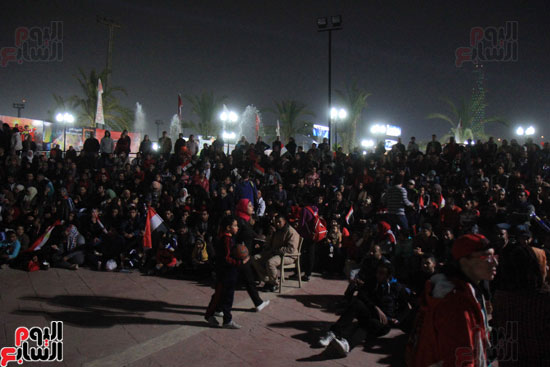 الجماهير المصرية تشاهد مباراة المنتخب الوطنى أمام مالى بمركز شباب الجزيرة (2)