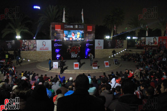 الجماهير المصرية تشاهد مباراة المنتخب الوطنى أمام مالى بمركز شباب الجزيرة (5)