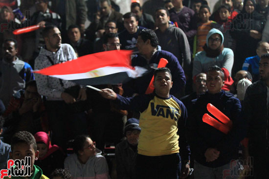 الجماهير المصرية تشاهد مباراة المنتخب الوطنى أمام مالى بمركز شباب الجزيرة (32)