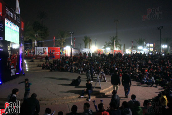 الجماهير المصرية تشاهد مباراة المنتخب الوطنى أمام مالى بمركز شباب الجزيرة (13)