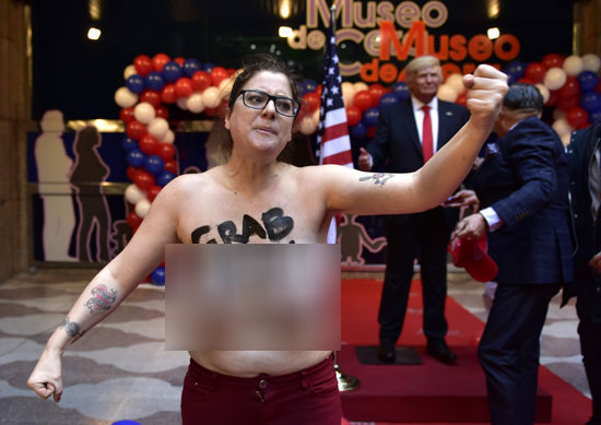 ناشطة اسبانية تحتج على دونالد ترامب أمام متحف للشمع فى مدرير ناشطة اسبانية تحتج على دونالد ترامب أمام متحف للشمع فى مدرير