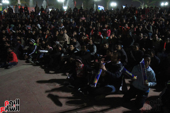 الجماهير المصرية تشاهد مباراة المنتخب الوطنى أمام مالى بمركز شباب الجزيرة (9)