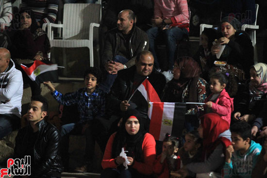 الجماهير المصرية تشاهد مباراة المنتخب الوطنى أمام مالى بمركز شباب الجزيرة (26)