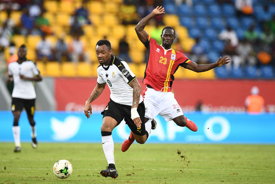 جوردان ايو لاعب غانا يمر من مدافع أوغندا