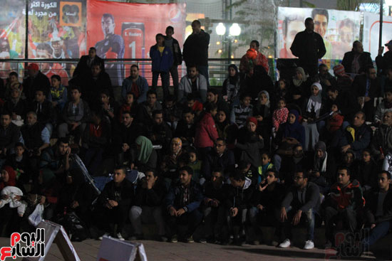الجماهير المصرية تشاهد مباراة المنتخب الوطنى أمام مالى بمركز شباب الجزيرة (28)