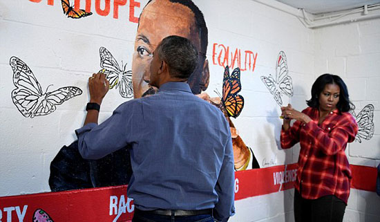 أوباما وزوجته يلونان الرسومات