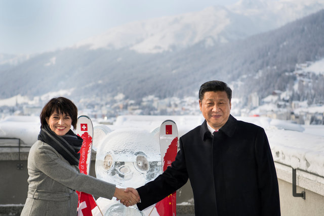 الرئيس السويسري ليوتار يصافح الرئيس الصيني شي كما يطلقون العام السويسري بين الصين السياحة على خط جانب من المنتدى الاقتصادي العالمي في دافوس
