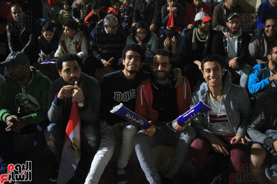 الجماهير المصرية تشاهد مباراة المنتخب الوطنى أمام مالى بمركز شباب الجزيرة (12)