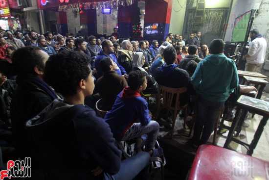 زحام المقاهى بالجماهير لمشاهدة مباراة مصر ومالى (10)