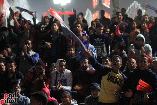 الجماهير المصرية تشاهد مباراة المنتخب الوطنى أمام مالى بمركز شباب الجزيرة (33)