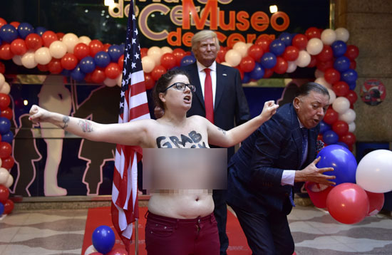 ناشطة اسبانية تعبر عن احتجاجها على دونالد ترامب بتعرية صدرها ناشطة اسبانية تعبر عن احتجاجها على دونالد ترامب بتعرية صدرها