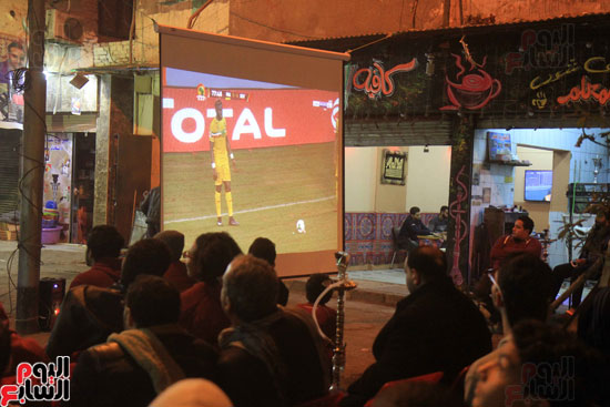 زحام المقاهى بالجماهير لمشاهدة مباراة مصر ومالى (4)