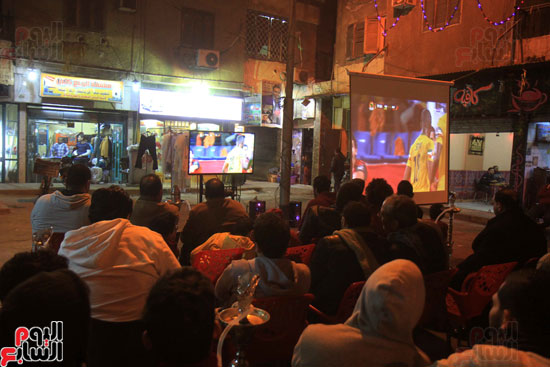 زحام المقاهى بالجماهير لمشاهدة مباراة مصر ومالى (5)